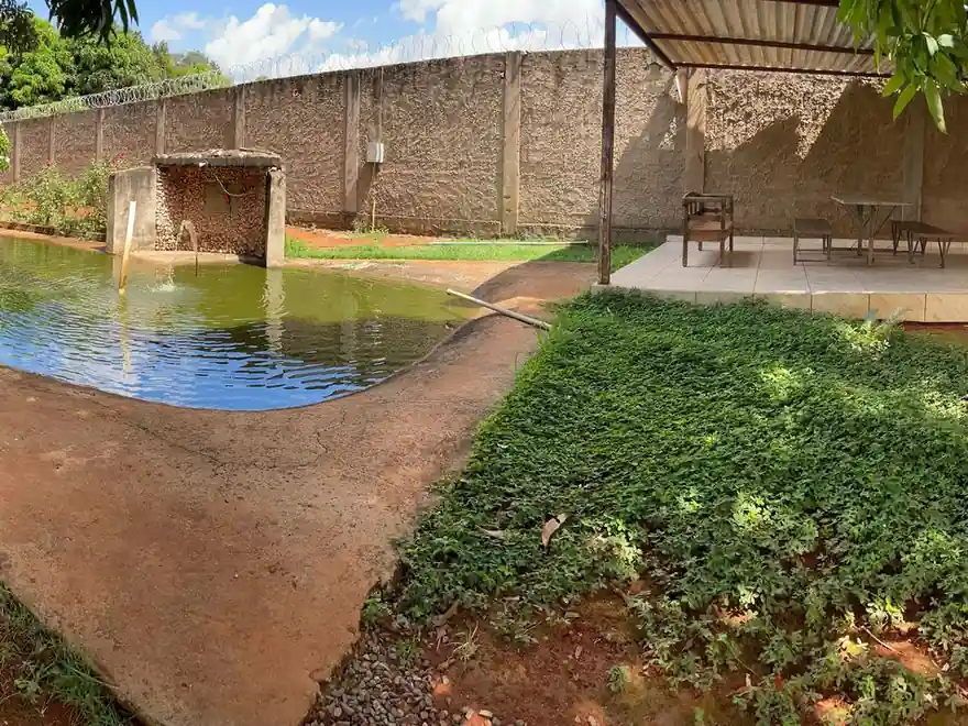 Espelho d'água com quiosque na área externa da clínica de reabilitação em Patos de Minas